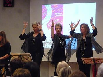 Das Hofer Frauenkabarett "Intakt" nahm den täglichen Kampf der Frauen in der Gesellschaft musikalisch auf die Schippe. Foto: Petra Zenkel-Schirmer
