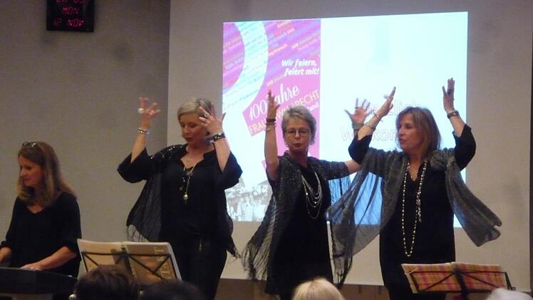 Das Hofer Frauenkabarett "Intakt" nahm den täglichen Kampf der Frauen in der Gesellschaft musikalisch auf die Schippe. Foto: Petra Zenkel-Schirmer