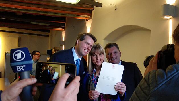 Vier Zeilen lang ist die Mitteilung, mit der Königin Elisabeth II. erklärt, dass sie gern bereit ist, die Schirmherrschaft für die Coburger Veranstaltungen zu übernehmen. In die Kameras strahlen Hubertus Prinz von Sachsen-Coburg und Gotha, Zweite Bürgermeisterin Birgit Weber und Projektleiter Michael Selzer. Foto: Simone Bastian