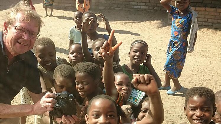 Kinder sind neugierig. Mit der Vorf&uuml;hrung des Fotoapparates stellte Heinz Schwarz ist schnell ein Kontakt hergestellt.Waltraud Mose-Schwarz