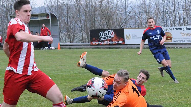 Fuchsstadts Torwart Sven Eyrich pariert gegen Yanik Unger von der TG Höchberg. Die stark verbesserten "Fuschter" gewannen ihr Heimspiel gegen die Rand-Würzburger völlig verdient. ssp