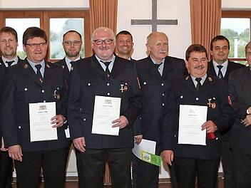 Bei der Ehrung (v. l.): Kreisbrandinspektor Markus Wolf, Kreisbrandrat Oliver Flake, Kreisbrandmeister Marc Maier, Erwin Eichler, Thomas Haas, Theo Eichler, Björn Hofmann, Gerhard Meier, Bruno Karl, Andreas Schuhmann, Pfarrer Werner Wolf, Landrat Hermann Ulm, Bürgermeister Markus Grüner  Foto: FFW Obertrubach