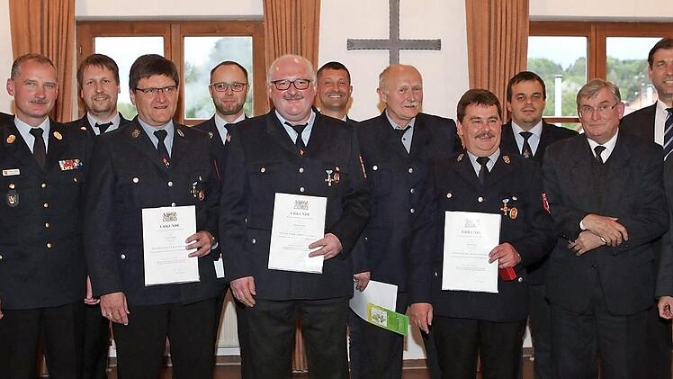 Bei der Ehrung (v. l.): Kreisbrandinspektor Markus Wolf, Kreisbrandrat Oliver Flake, Kreisbrandmeister Marc Maier, Erwin Eichler, Thomas Haas, Theo Eichler, Björn Hofmann, Gerhard Meier, Bruno Karl, Andreas Schuhmann, Pfarrer Werner Wolf, Landrat Hermann Ulm, Bürgermeister Markus Grüner  Foto: FFW Obertrubach