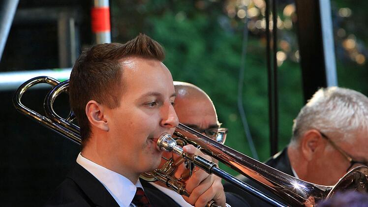 Stimmungsvolles Konzert vor großer Kulisse: Open-Air "Classic und Picknick" im Neustadter Freibad mit dem Orchester der Gesellschaft der Musikfreunde und dem Chor "Ziemlich beste Stimmen".Foto: Jochen Berger