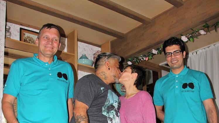 Joe Garcia liebt Tattoos - und seine Katrin.  Christoph Deittert und Habib Durani (Orthopädie Deittert) freuen sich, dass das neue Bein dem 53-Jährigen gute Dienste leistet.   Diana Fuchs