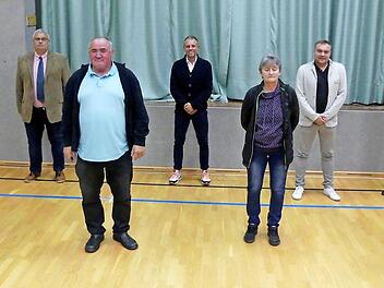 Die neuen Ehrenmitglieder (vorne, von links) Edda Seiferth, Horst Seiferth, Andrea Aßmann und Peter Kerrmann mit (hinten, von links) Bürgermeister Herwig Neumann, 2. Vorsitzenden Ingo Moos, Vorsitzenden Matthias Falk und 3. Vorsitzenden Markus Stabenow  Fotos: Dieter Hübner