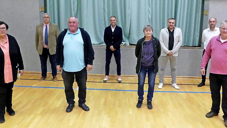 Die neuen Ehrenmitglieder (vorne, von links) Edda Seiferth, Horst Seiferth, Andrea Aßmann und Peter Kerrmann mit (hinten, von links) Bürgermeister Herwig Neumann, 2. Vorsitzenden Ingo Moos, Vorsitzenden Matthias Falk und 3. Vorsitzenden Markus Stabenow  Fotos: Dieter Hübner