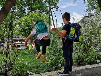 Die Freude war am Montagmorgen groß bei Theo (rechts) und Emil Hentschel aus Hutschdorf, dass sie endlich wieder "richtig" in die Schule und Kita gehen können. Foto: Lena Hentschel