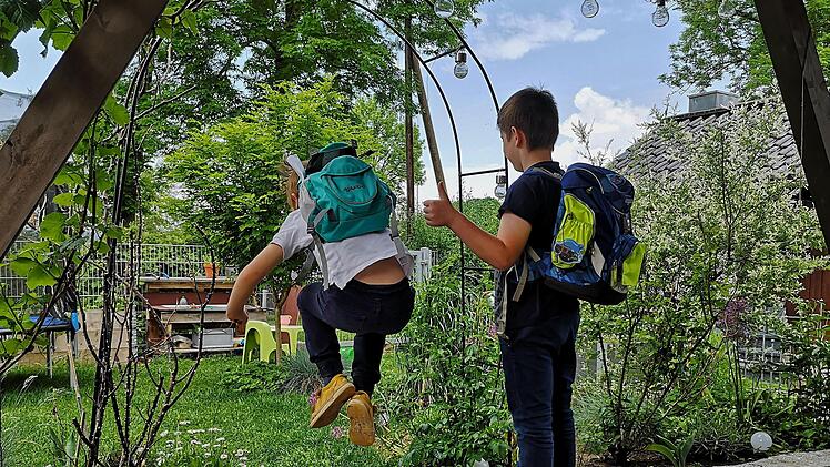 Die Freude war am Montagmorgen groß bei Theo (rechts) und Emil Hentschel aus Hutschdorf, dass sie endlich wieder "richtig" in die Schule und Kita gehen können. Foto: Lena Hentschel