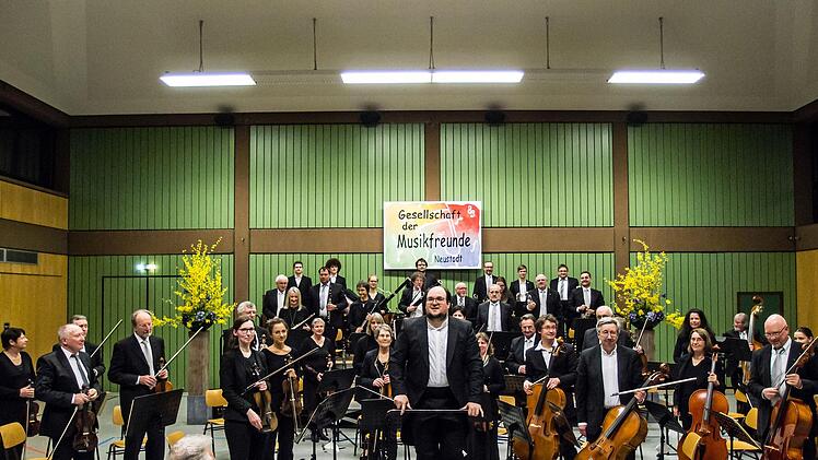 Impressionen vom Sinfoniekonzert mit dem Orchester der Gesellschaft der Musikfreunde Neustadt in der Mehrzweckhalle Heubischer StraßeFoto: Jochen Berger