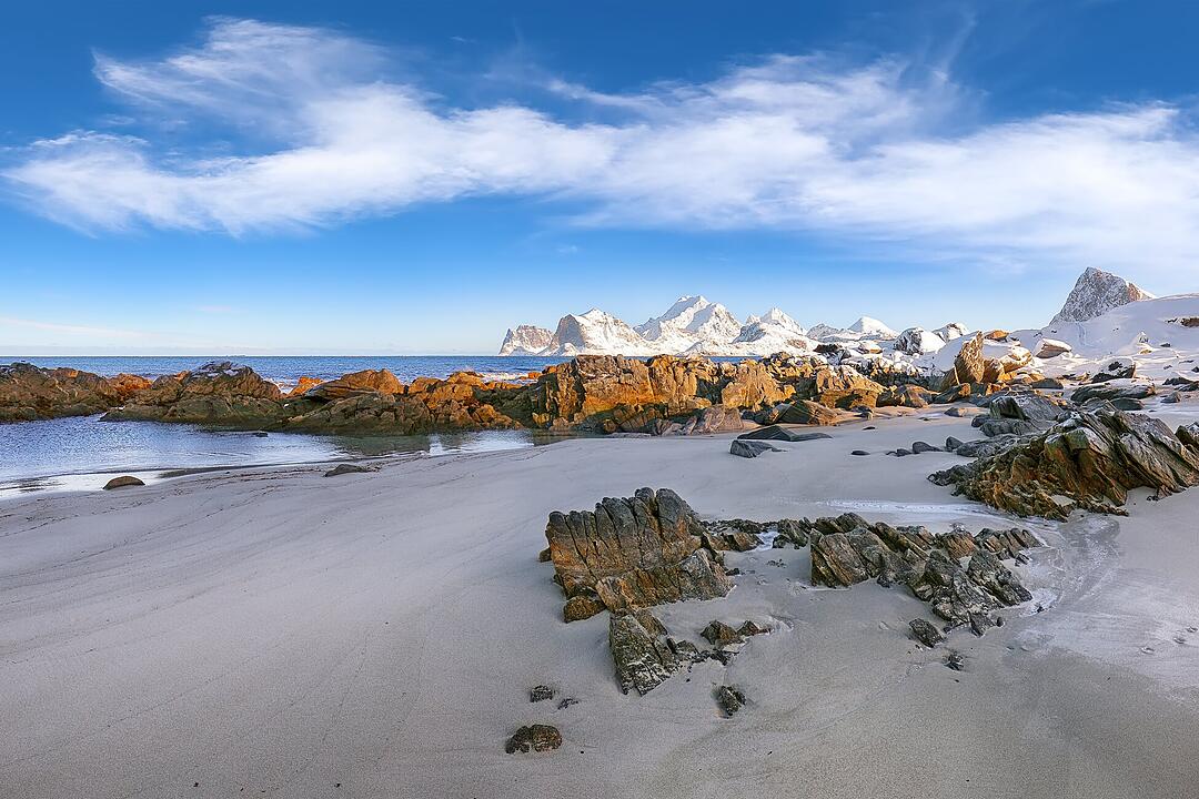 Astonishing winter scenery on Storsandnes beach in the morning. Popular tourist destination. Location: Flakstadoya island, Lofoten; Norway, Europe  Erstaunliche Winterlandschaft am Strand von Storsandnes am Morgen.