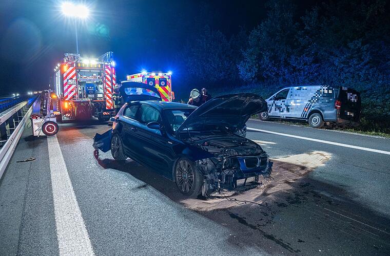 A73 bei Bamberg: BMW kracht mit 200 km/h in Leitplanke - Glück im Unglück