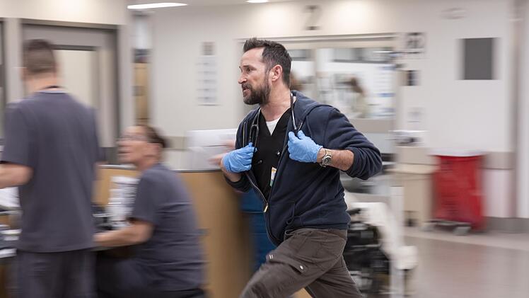 Dr. "Robby" (Noah Wyle) rennt durch seinen ER. Die genial verschachtelte Erz&auml;hlung zahlreicher F&auml;lle und Charaktere w&auml;hrend einer 15-Stunden-Schicht im Krankenhaus macht die Serie "The Pitt" so aufregend.