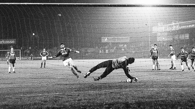 Buchst&auml;blich in letzter Minute pariert Gollwitzer den Elfmeter von Erwin Albert und rettet seinem SV Heidingsfeld den 3:2-Erfolg &uuml;ber den FC 05 Schweinfurt. Fotos: Archiv