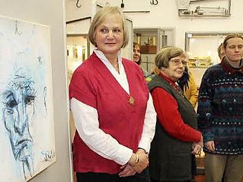 Sabine Hillemeir bei der Vernissage  vor einem ihrer Werke.