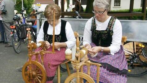 Die Tradition, mit dem Spinnrad zu arbeiten, ist beim Heimatverein nicht nur den "Alten" geläufig.