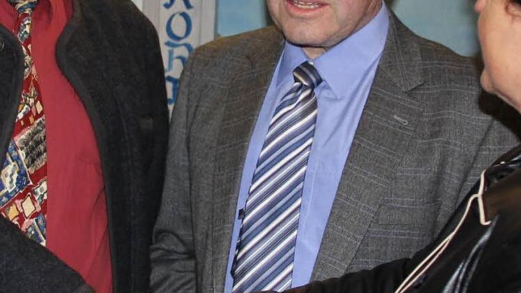 Nach der erfolgten Nominierung: Armin Schätzlein (links) nimmt die Glückwünsche von Monika Weinbeer (rechts) und Ortsvorsitzendem Willi Andres entgegen. Fotos: Ralf Kestel