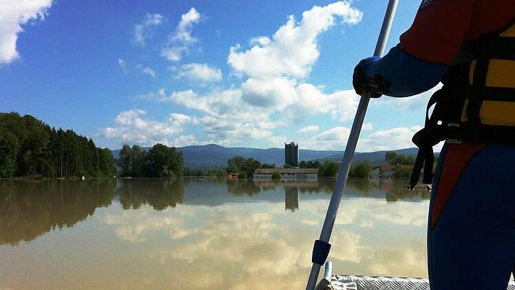 Blick auf das Hochwassergebiet von einem Einsatzboot des Wasserrettungszuges