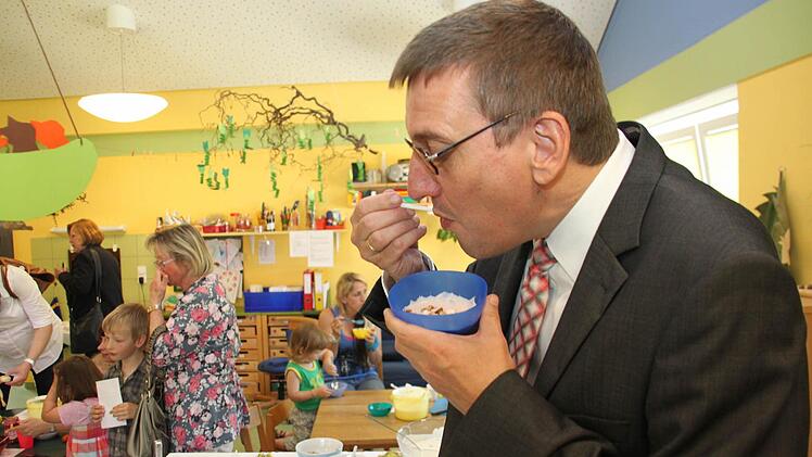 Auch Thurnaus Bürgermeister Dietmar Hofmann probierte.