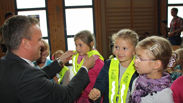 Alexander Subat, Geschäftsführer der Kissinger Verlagsgesellschaft, verteilte gestern die Dreiecke an Abc-Schützen. Fotos: Ralf Ruppert