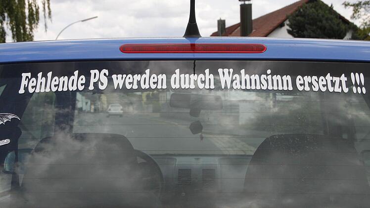 Witzig gemeint, aber gar nicht zum Lachen ist diese Aufschrift - angesichts vieler tragischer Verkehrsunfälle. Foto: Oswald