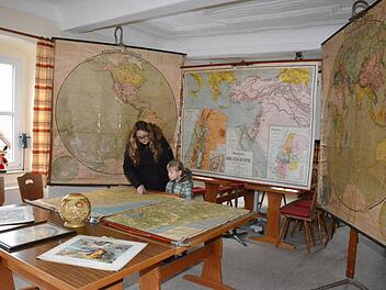 Bei der Sonderausstellung im Rathaus fühlte sich so mancher Besucher an seine Kinderzeit erinnert . Foto: Schmidt