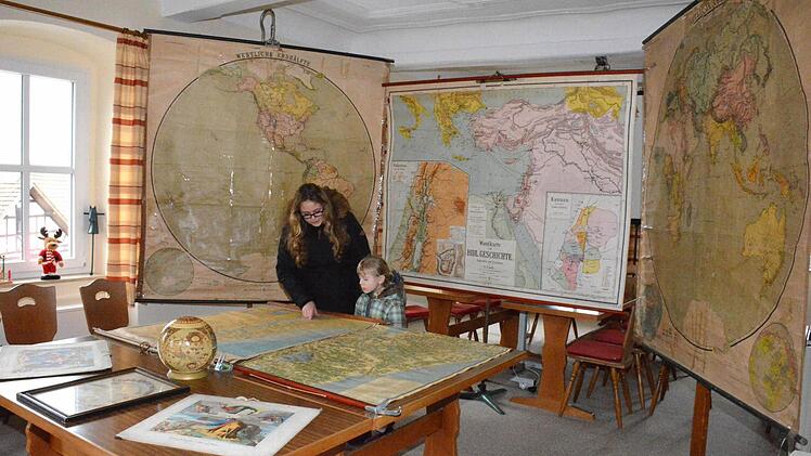 Bei der Sonderausstellung im Rathaus fühlte sich so mancher Besucher an seine Kinderzeit erinnert . Foto: Schmidt
