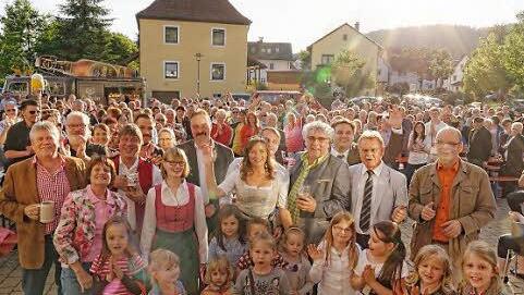 So wurde die Bierkönigin in ihrem Heimatort Neuses im Juni empfangen und dort steigt auch ihre Abschiedsfeier. Fotos: Markus Raupach