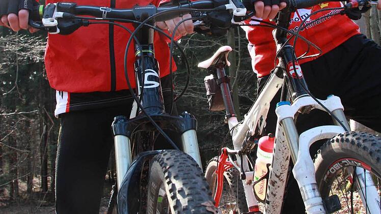 Bergauf, bergab, natürliche Hindernisse und das bei guter Aussicht: Geht es nach Kreisentwickler Jürgen Metz, bietet die Rhön alles, was sich der Mountainbiker von heute wünscht. Die passenden Strecken will der Verein Naturpark- und Biosphärenreservat Rhön bald ausbauen. Foto: Carmen Schmitt