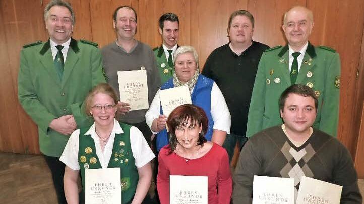 Ehrungen für 25- und 40-jährige Mitgliedschaft (jeweils von links), untere Reihe: Freya Schneider, Daniela Eisenbeiß, Marco Völk; obere Reihe: Vorsitzender Frank Oberkofler, Peter Schülner, Schützenmeister Michel Dückerhoff, Brigitte Gura, Jugendleiter Andi Kohles sowie Harald Bock