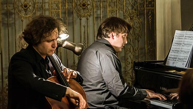 Julian Arp (Cello) und Caspar Frantz (Klavier) beeindruckten in Coburg mit ihrem ausdrucksvollen Spiel. Foto: Jochen Berger