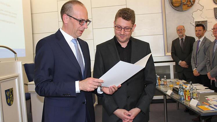 Landrat Christian Meißner (links) hat Simon Ehnes als neuen Kreisrat vereidigt und heißt ihn im Gremium willkommen. Mit im Bild Fraktionskollegen der SPD. Foto: Popp