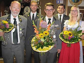 Der Schützenverein Herzogstand 1850 Coburg-Neuses mit neuem König (von links): Zweiter Ritter Hans-Dieter Denninger, Erster Schützenmeister Tobias Blum, Schützenkönig Florian Zosig, Oberschützenmeister Jens Uwe Peter, Erste Ritterin Sabina Mai. Foto: Martin Koch