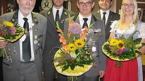 Der Schützenverein Herzogstand 1850 Coburg-Neuses mit neuem König (von links): Zweiter Ritter Hans-Dieter Denninger, Erster Schützenmeister Tobias Blum, Schützenkönig Florian Zosig, Oberschützenmeister Jens Uwe Peter, Erste Ritterin Sabina Mai. Foto: Martin Koch