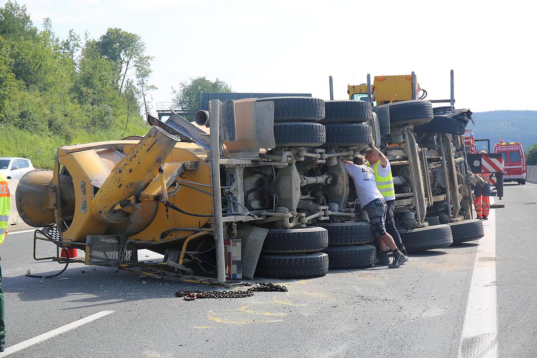 A9 bei Bindlach: Betonmischer stürzt nach Reifenplatzer um