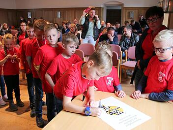 Alle 15 Kinder signierten die Urkunde zur Gründung der Seßlacher "Mini-Löschmeister". Foto: Bettina Knauth