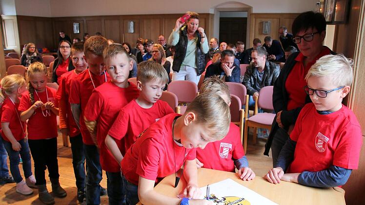 Alle 15 Kinder signierten die Urkunde zur Gründung der Seßlacher "Mini-Löschmeister". Foto: Bettina Knauth