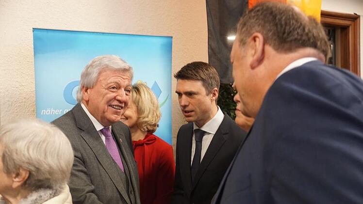 Stefan M&uuml;ller und Walter Nussel begr&uuml;&szlig;en Ministerpr&auml;sident Volker Bouffier.