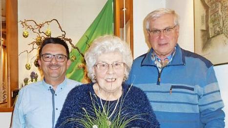 Eine Ära ging zu Ende: Marlene Brom wurde nach 27 Jahren aus dem Dienst als Museumsmitarbeiterin in Burgkunstadt verabschiedet. Peter Heib (rechts) und Mathias Heppner dankten ihr für ihren unermüdlichen Einsatz und die Mitarbeit im Förderverein. Foto: Ingrid Kohles