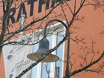 Noch sind die Lampen in Adelsdorf nicht "intelligent", sondern leuchten einfach, wenn man sie anschaltet. Das zu ändern, wäre ökologisch begrüßenswert, aber teuer. Deshalb zögert die Gemeinde.Johanna Blum
