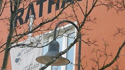 Noch sind die Lampen in Adelsdorf nicht "intelligent", sondern leuchten einfach, wenn man sie anschaltet. Das zu ändern, wäre ökologisch begrüßenswert, aber teuer. Deshalb zögert die Gemeinde.Johanna Blum