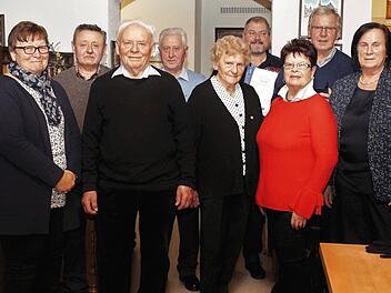 Unter neuer Führung von Johanna Müller (links) geht der VdK-Ortsverband Sambach in die Zukunft. Mit im Bild auch die Geehrten Hedwig Waller und Armin Seitz (Fünfte und Vierter von rechts) Fotos: Evi Seeger