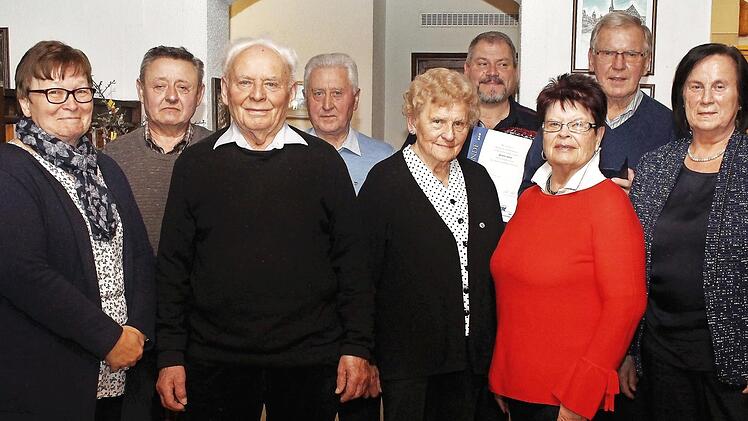 Unter neuer Führung von Johanna Müller (links) geht der VdK-Ortsverband Sambach in die Zukunft. Mit im Bild auch die Geehrten Hedwig Waller und Armin Seitz (Fünfte und Vierter von rechts) Fotos: Evi Seeger