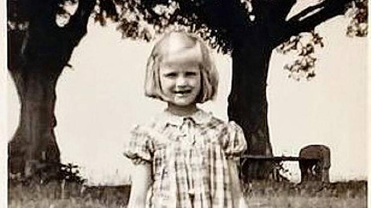 iris mit ihrem geliebten Schaeferhund wolf