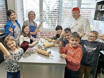 Kneten und ausrollen: Leckere Osterhäschen wurden in der Kinderkiste zusammen mit Bäckermeister Walter Emmert und seiner Frau Elke gebacken.