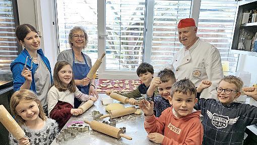 Kneten und ausrollen: Leckere Osterhäschen wurden in der Kinderkiste zusammen mit Bäckermeister Walter Emmert und seiner Frau Elke gebacken.