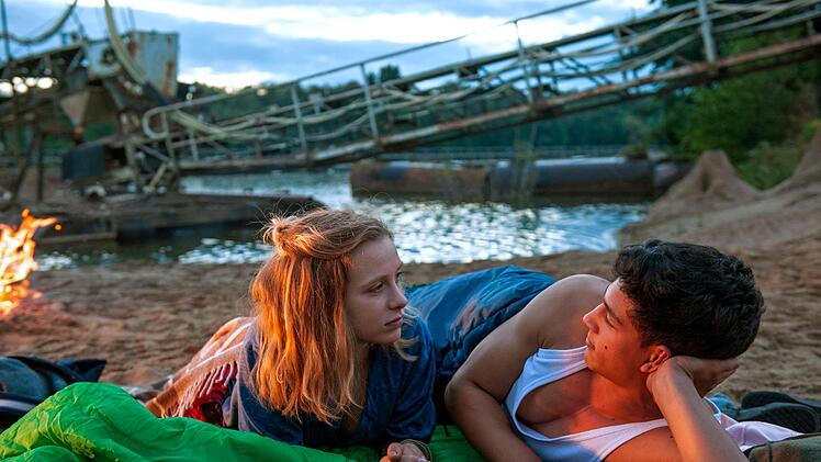 Jana (Lena Klenke) und Samy (Emilio Sakraya) kommen sich näher.