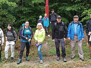 Unser Foto zeigt einen Teil der Wandergruppe am Roten Kreuz an historischer Stelle im Klauswald am Forstweg zwischen Aschach und Premich.