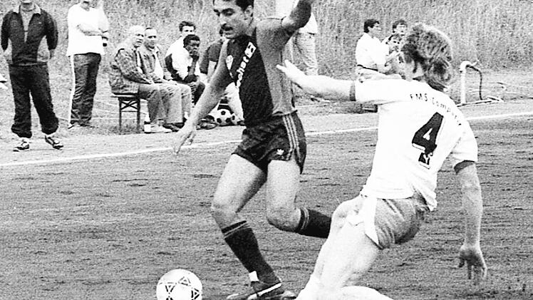 Eine inoffizielle Bad Kissinger A-Jugend-Stadtauswahl (wei&szlig;e Trikots) erreicht gegen die A-Jugend-Mannschaft von Bundesligist Eintracht Frankfurt ein beachtliches 1:1.