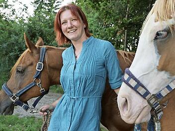 Veronika Sipple aus Heroldsbach verfolgt bei der Arbeit mit Pferden einen ganzheitlichen Ansatz.  Foto: Barbara Herbst